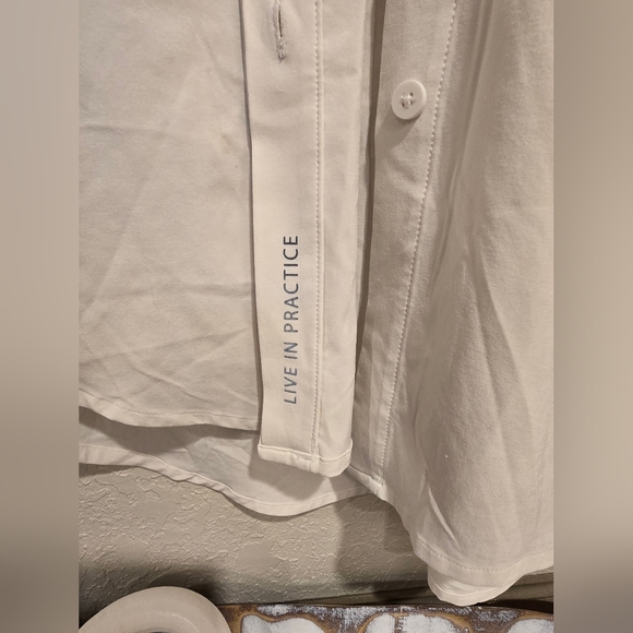 GUC Lululemon In the Moment Shirt White size 2 $118 pockets button up - Picture 9 of 14